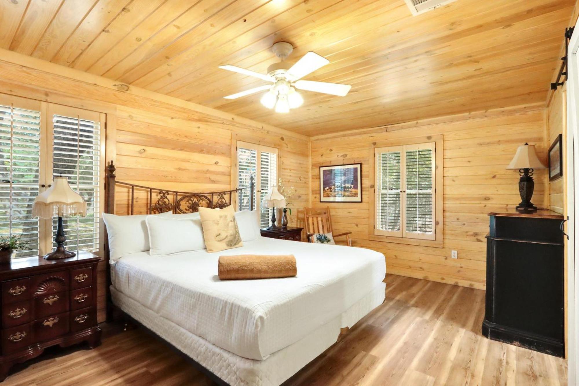 Wimberley Log Cabins Resort And Suites- The Oak Lodge Ngoại thất bức ảnh